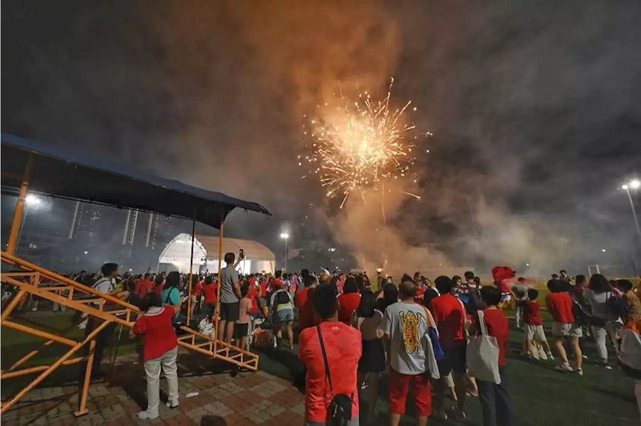 Fireworks light up Toa Payoh, Woodlands and other neighbourhoods to usher in National Day