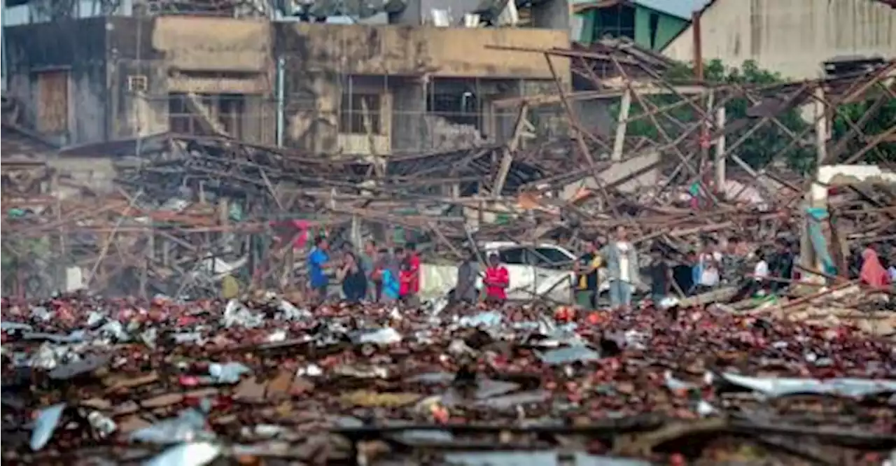 Deadly blast at Thai fireworks warehouse, owners surrender