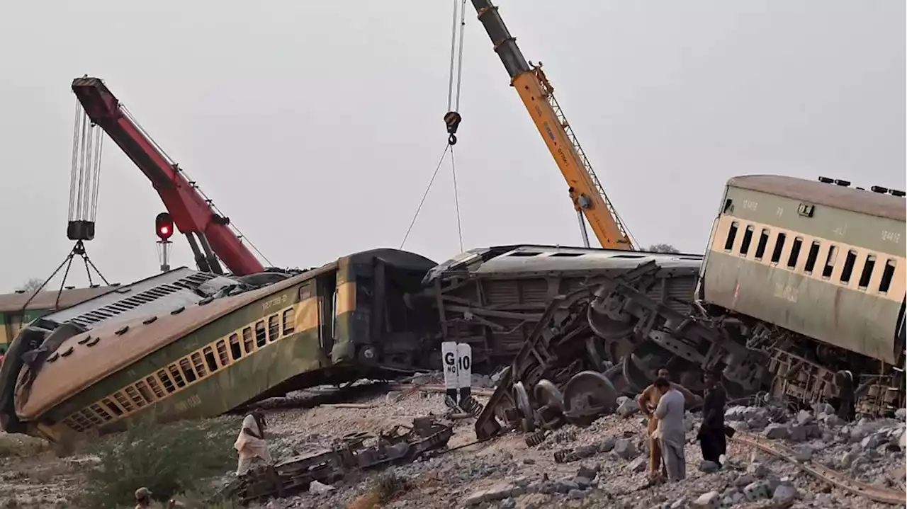 Descarriló un tren en el sur de Pakistán: hay 30 muertos y decenas de personas heridas