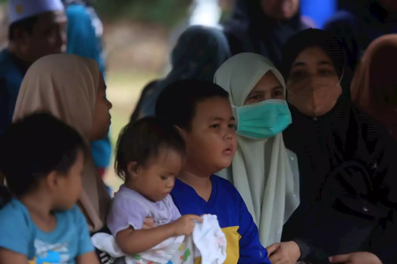 Anak mangsa dihempap pokok menangis panggil umi, baba semasa pengkebumian