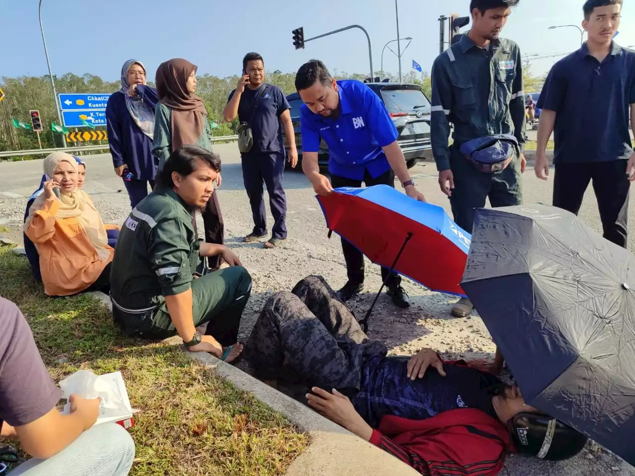 Calon BN DUN Kemasik bantu mangsa kemalangan