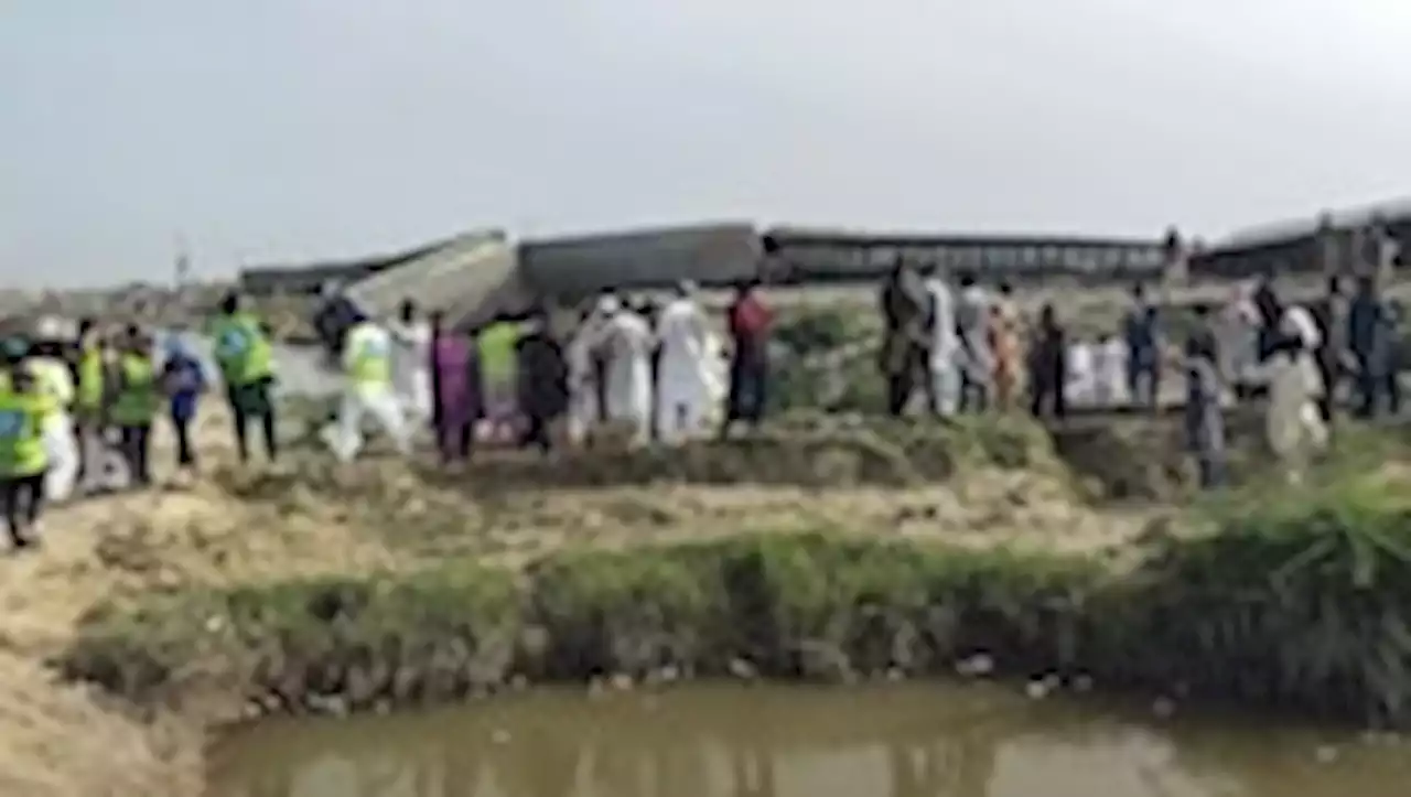 At least 30 killed in passenger train crash in Pakistan