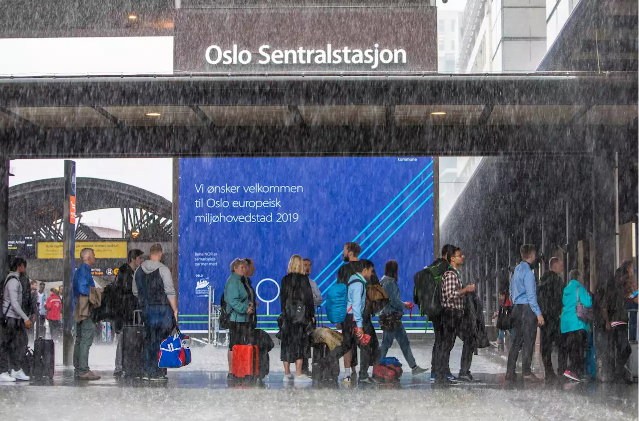 Ekstremregn kan skape trøbbel for reisende med bil, tog og fly.