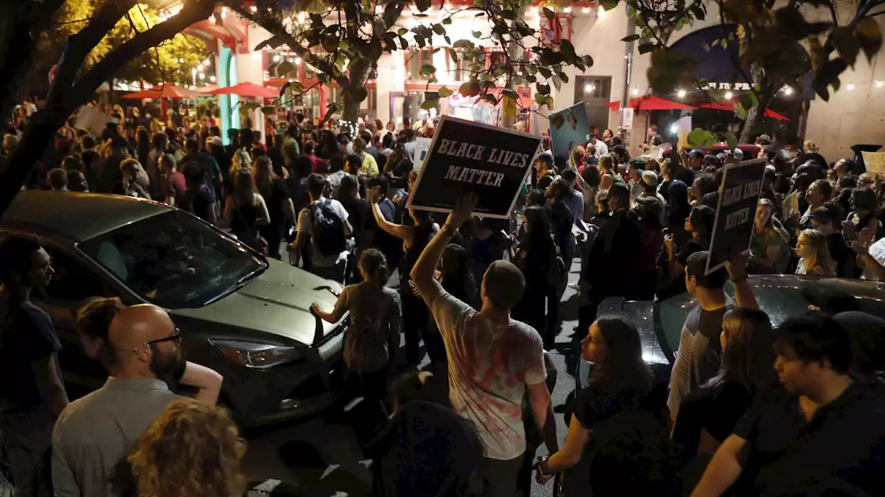 St. Louis police protesters begin picking up checks in $4.9 million settlement