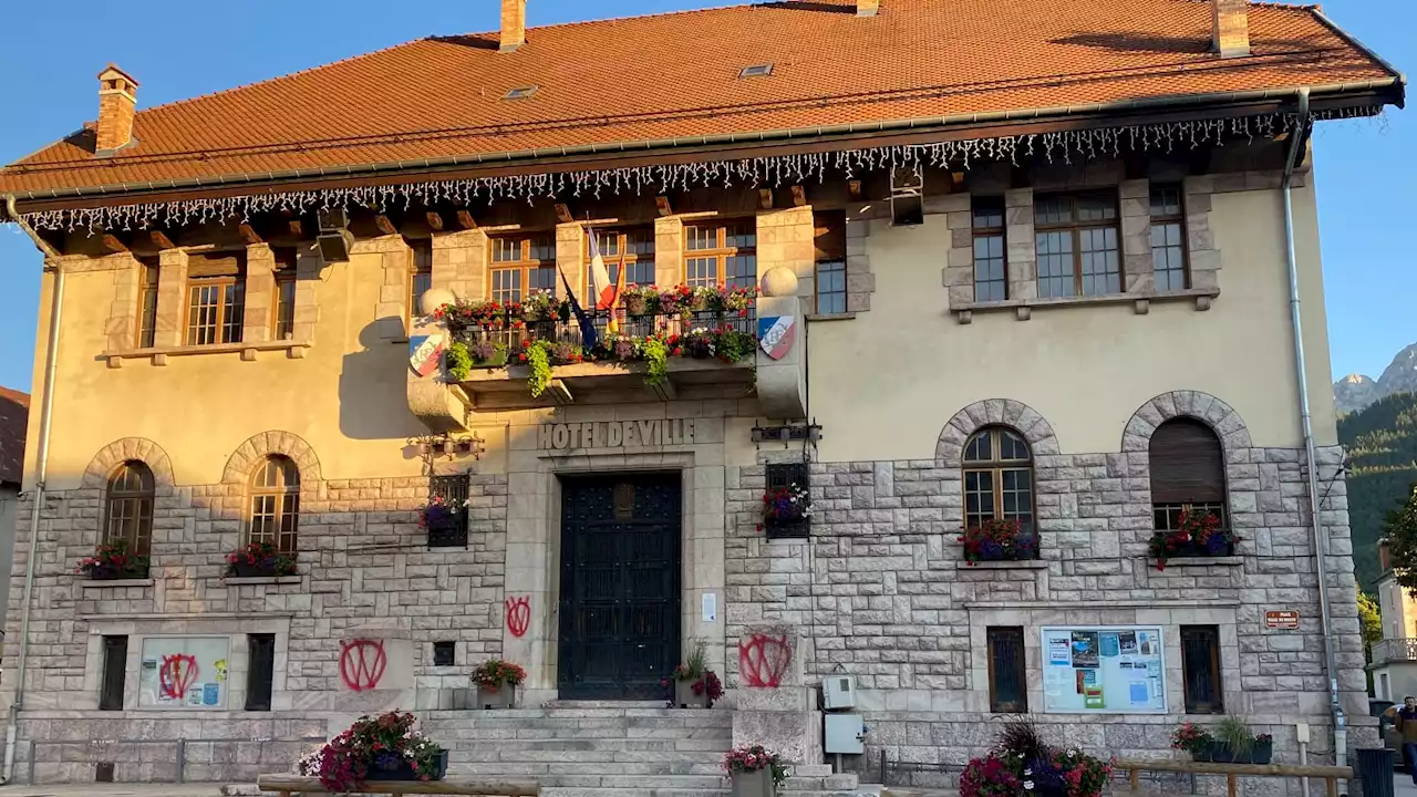 Barcelonnette: plusieurs bâtiments, dont la mairie, tagués au cours du week-end