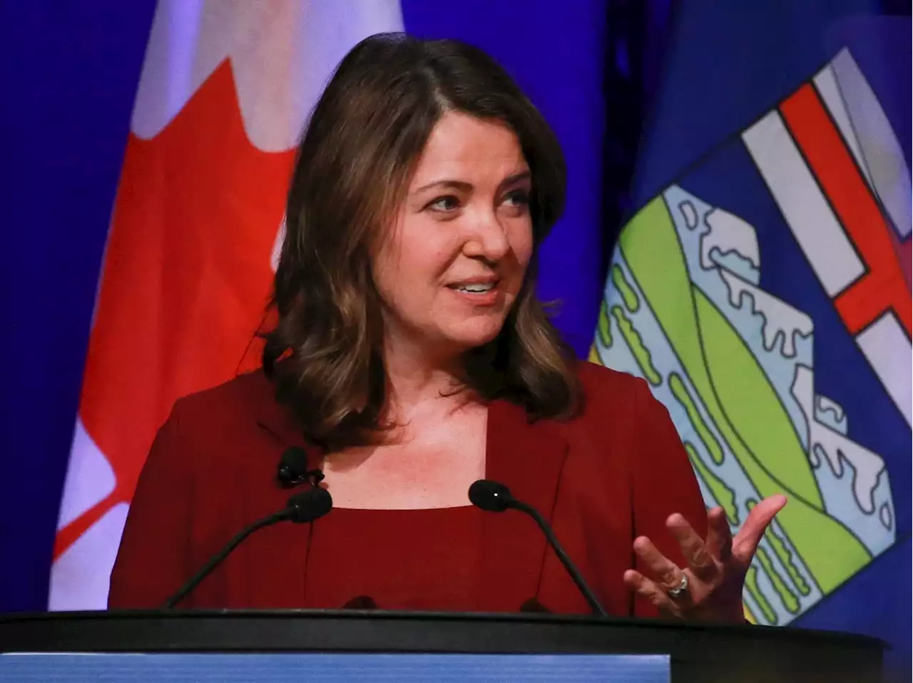 Premier blames feds for moratorium on new wind and solar projects