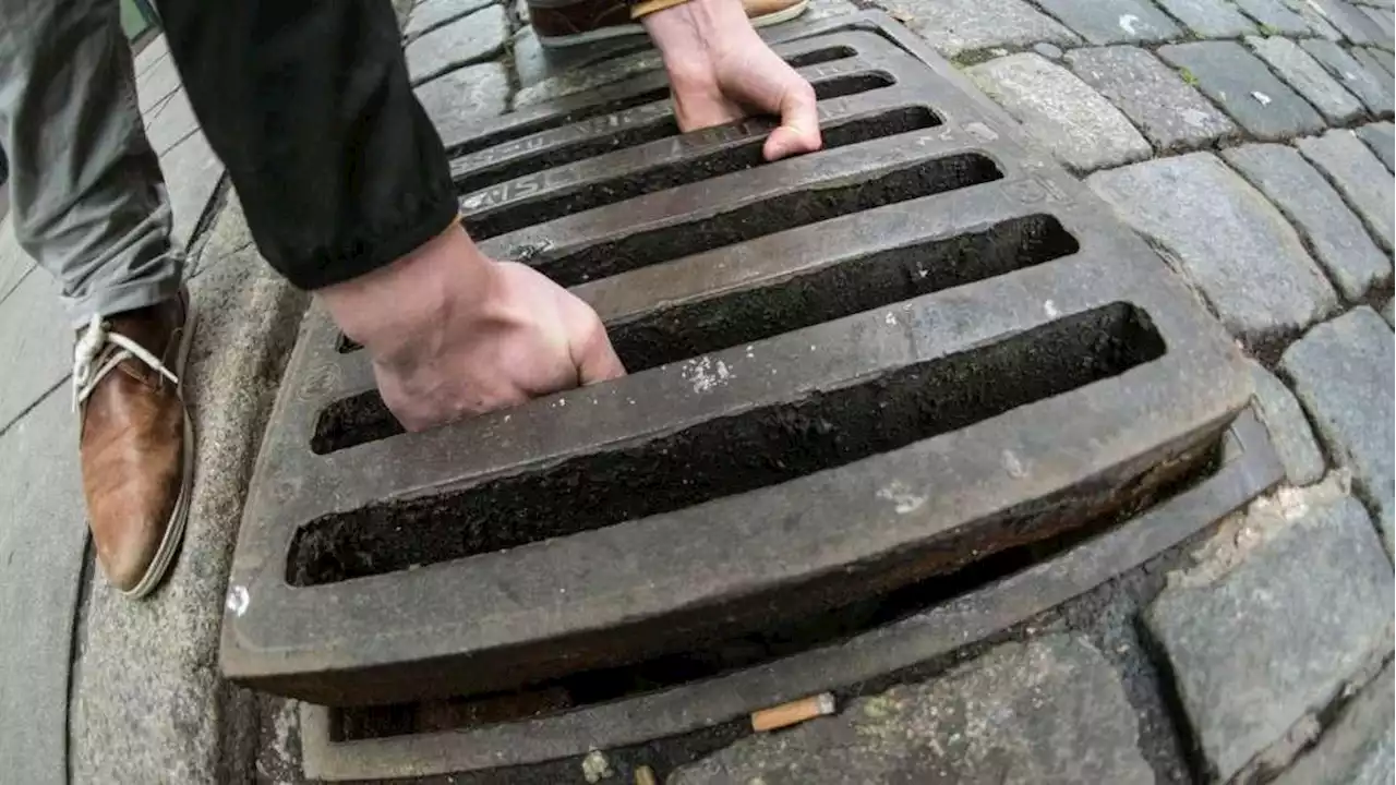 Chieming/Hart: Unbekannte Festzelt-Besucher rollen Felsen auf die Fahrbahn und heben Gullideckel aus