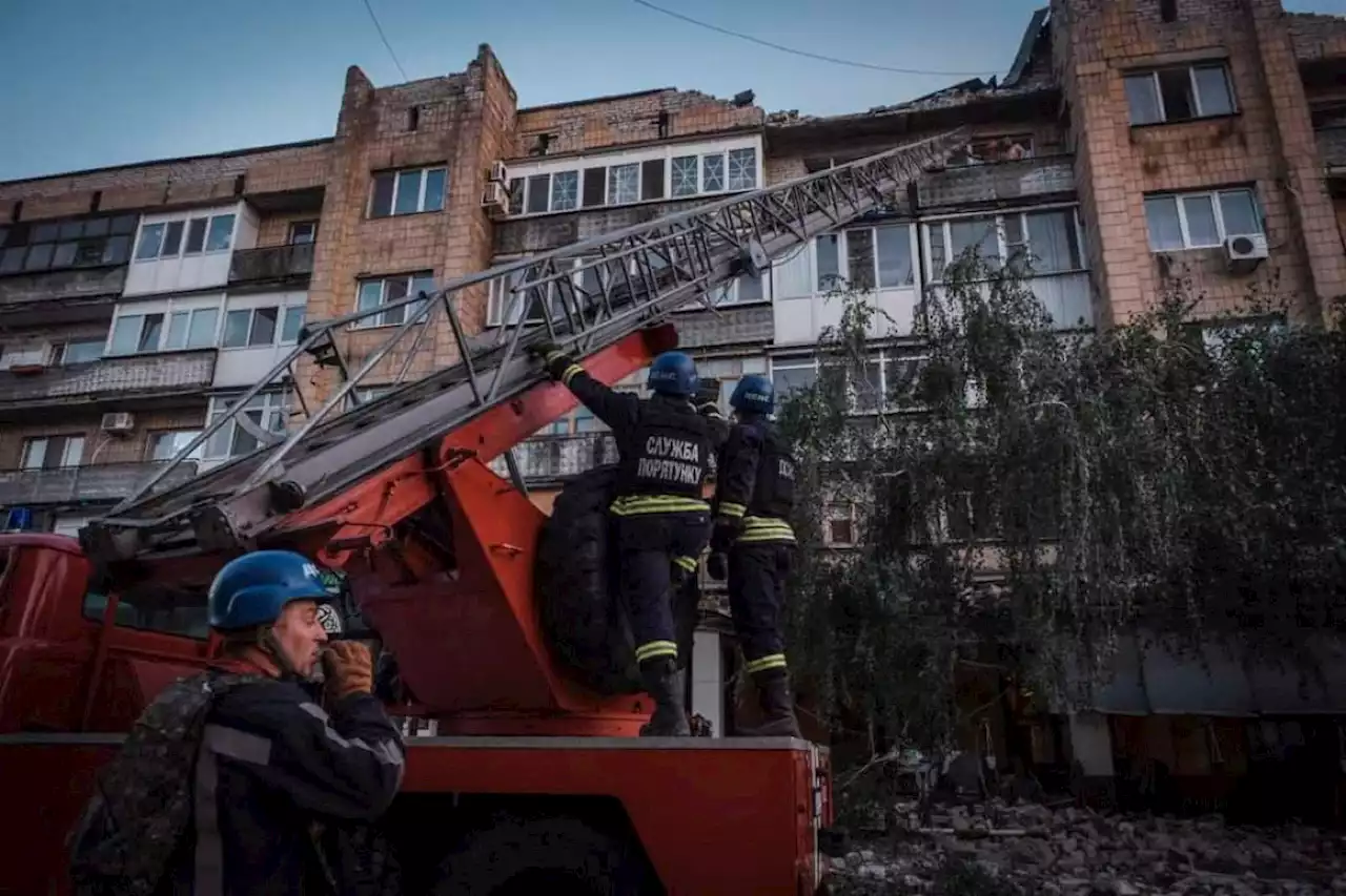 Guerre en Ukraine : Volodymyr Zelensky affirme que la Russie a frappé un «immeuble résidentiel», faisant au moins cinq morts