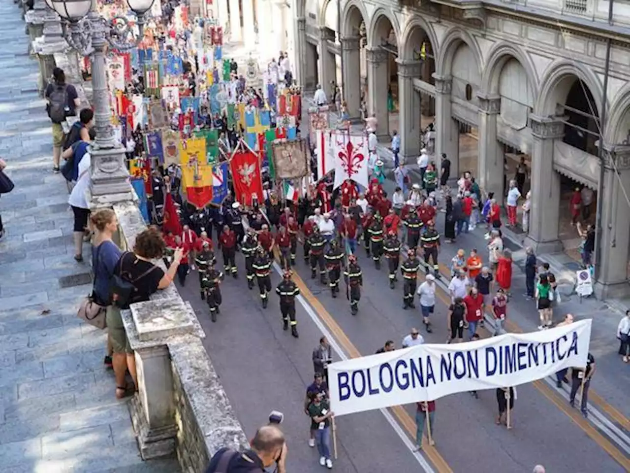 De Angelis e la strage di Bologna, l’imbarazzo di Fratelli d’Italia. E Meloni si attende le dimissioni