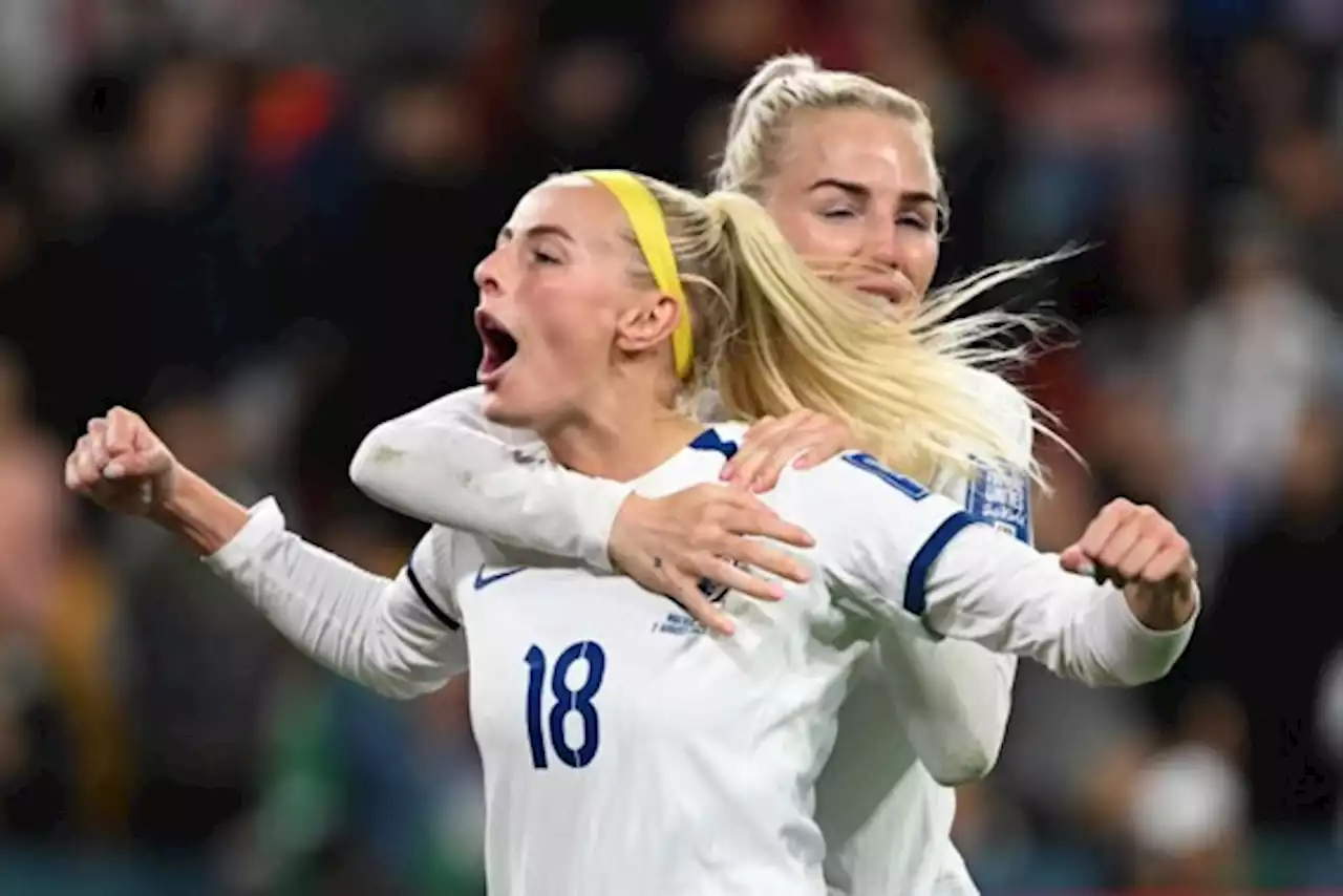 Engeland nipt naar kwartfinales WK voetbal, ondanks rode kaart voor Engelse die op rug tegenstander ging staan