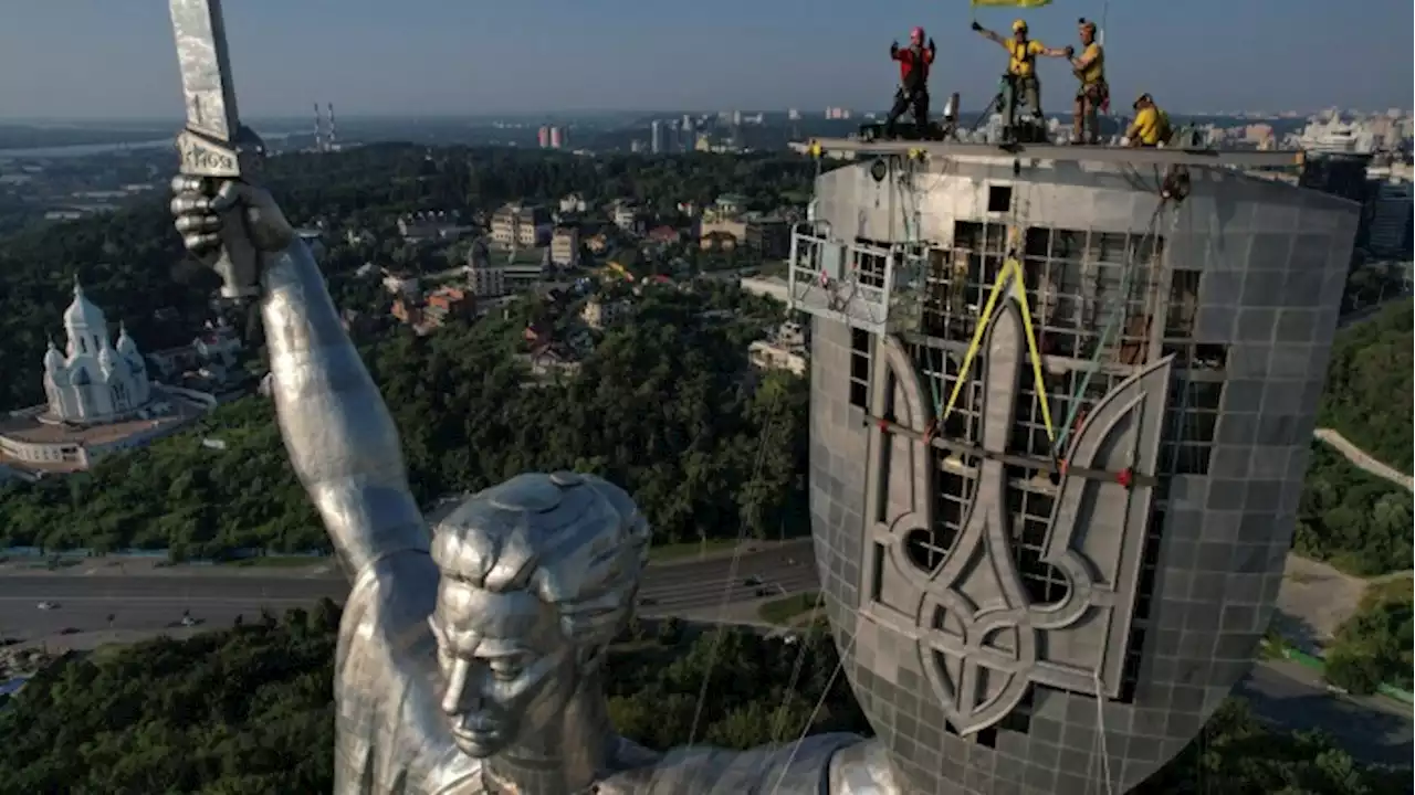 Kæmpestatue i Kyiv strippet for Sovjetsymbol