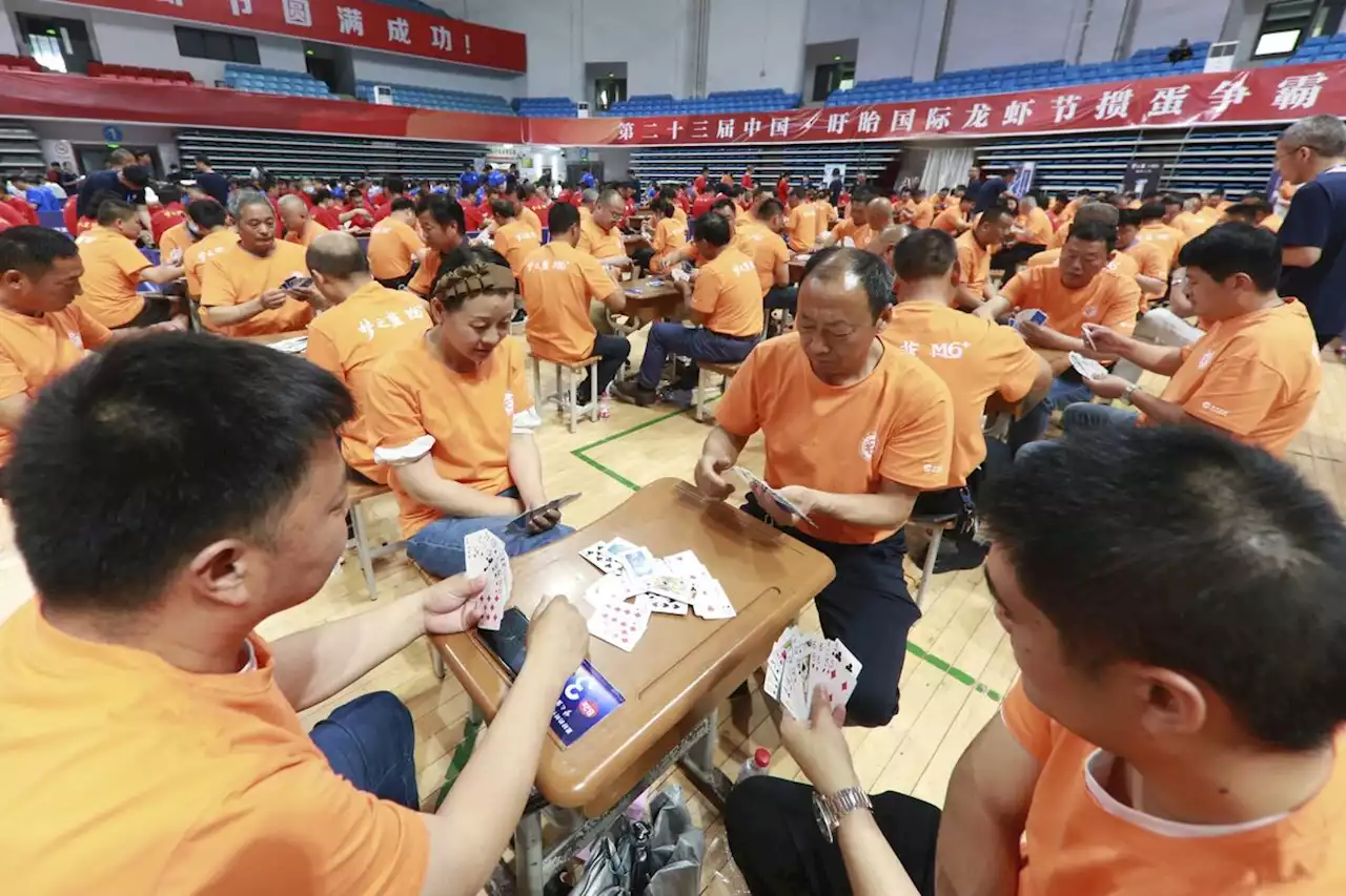 Bankers Chasing Deals in China Turn to ‘Throwing Eggs’ Card Game