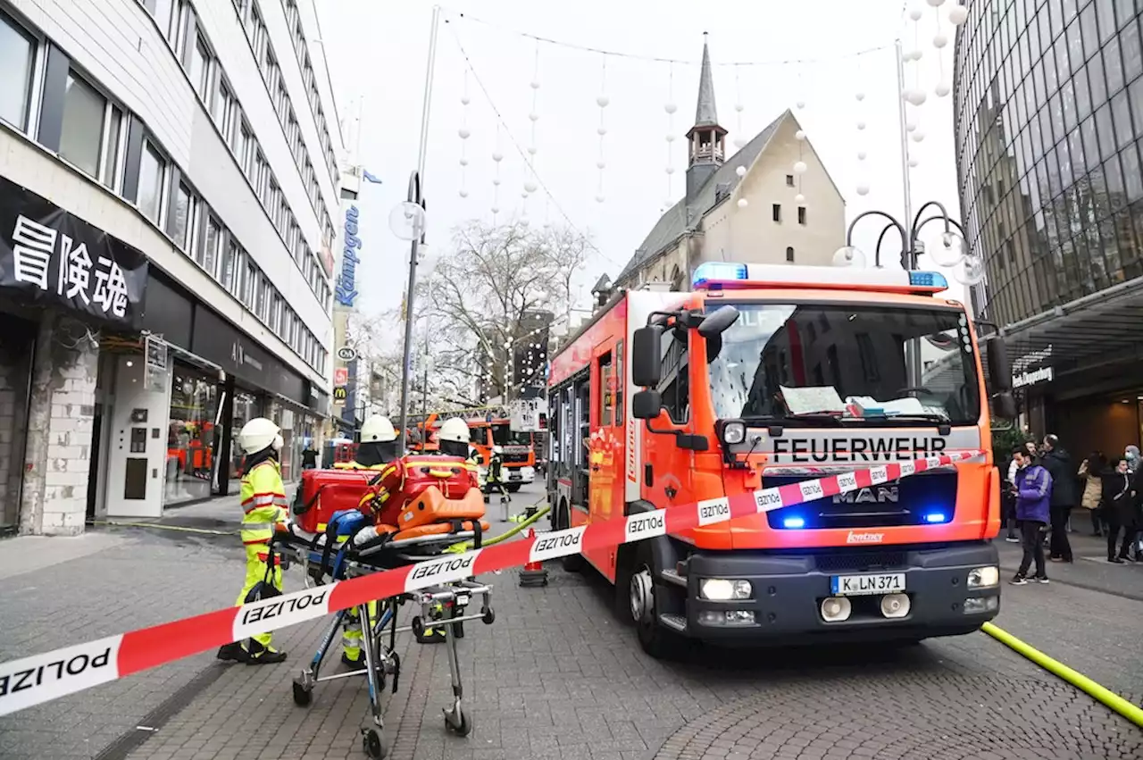 Schock in Kölner City: Fensterscheibe knallt von oberster Etage auf Einkaufsstraße