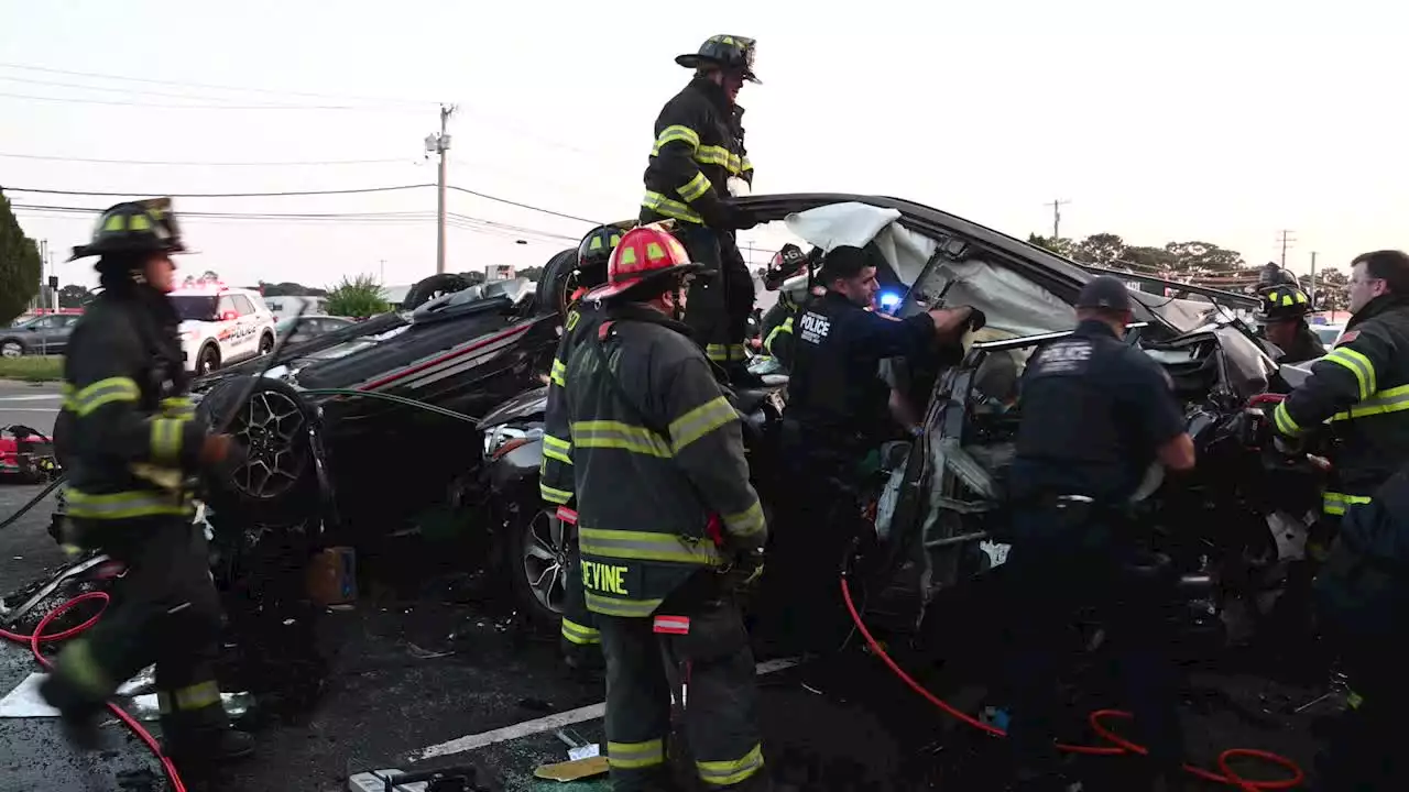 3 killed, 5 injured in multi-vehicle crash on Sunrise Highway in Massapequa