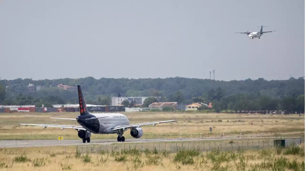 Transports : Clément Beaune annonce 'renforcer' la taxe sur les billets d'avion en 2024 pour 'financer les investissements dans le train'