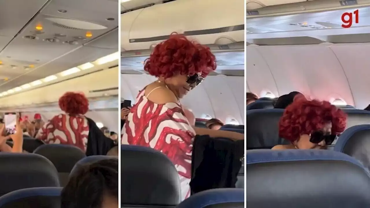 Alcione canta para passageiros de avião que aguardava reparos em SP; VÍDEO