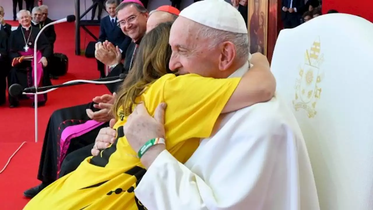 Pope to WYD volunteers: Keep riding the waves of love and charity