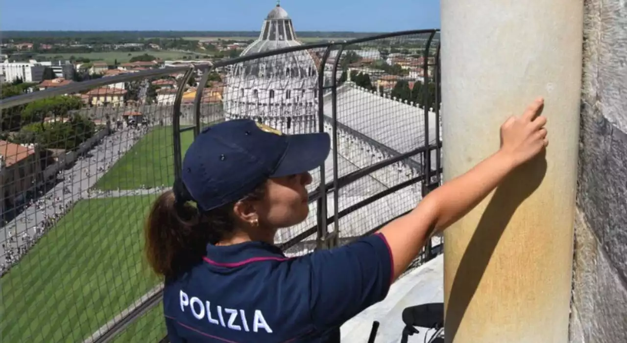 Torre di Pisa, lo sfregio della turista francese che incide un cuore e le iniziali del proprio nome e del fidanzato