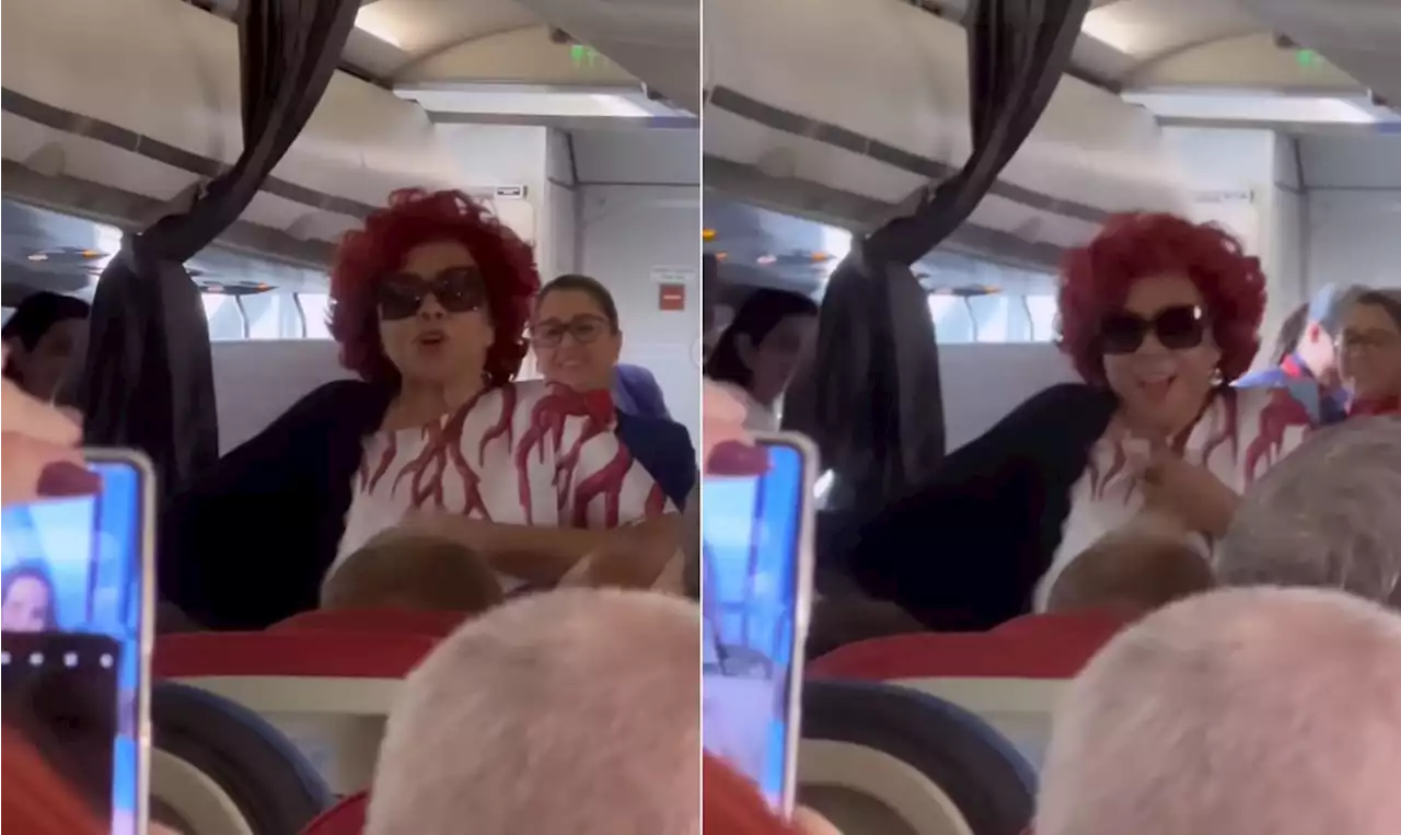 Alcione canta para distrair passageiros de voo atrasado em SP; vídeo