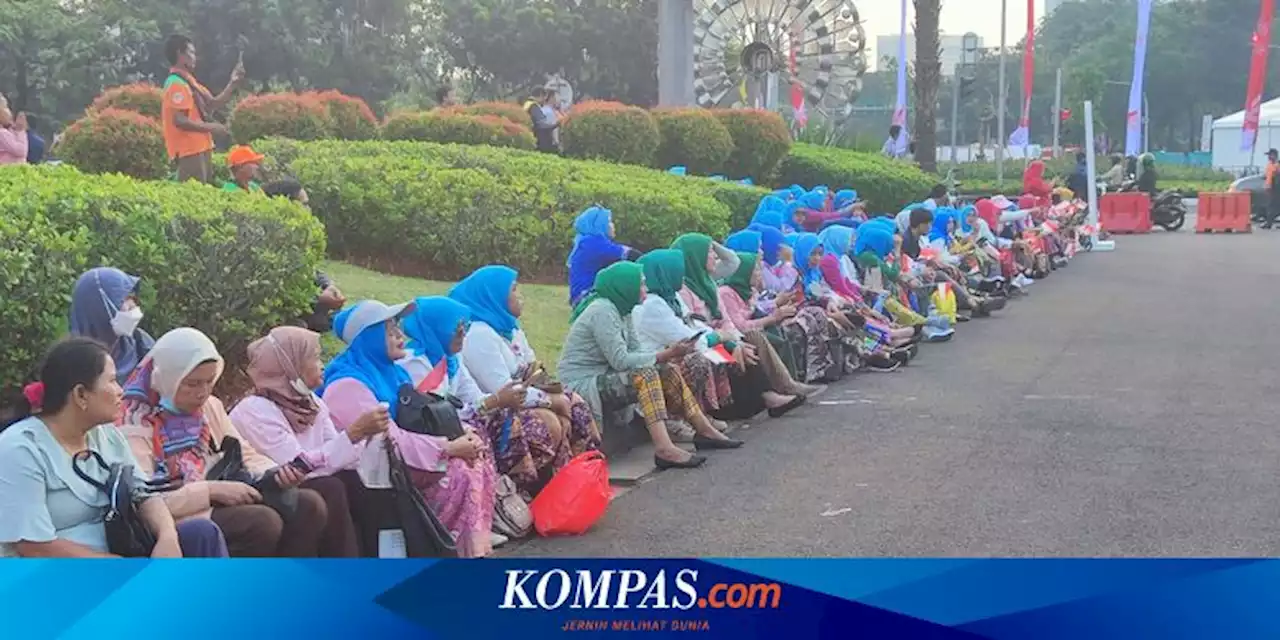 Emak-emak 'Ngemper' di Monas, Kecewa Tak Bisa Ikutan 'Istana Berkebaya' di Istana Merdeka