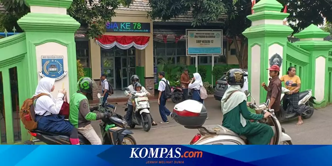 Ruang Kelas SMPN 12 Tangsel Lebihi Kapasitas, 72 Siswa Belajar Sambil Lesehan