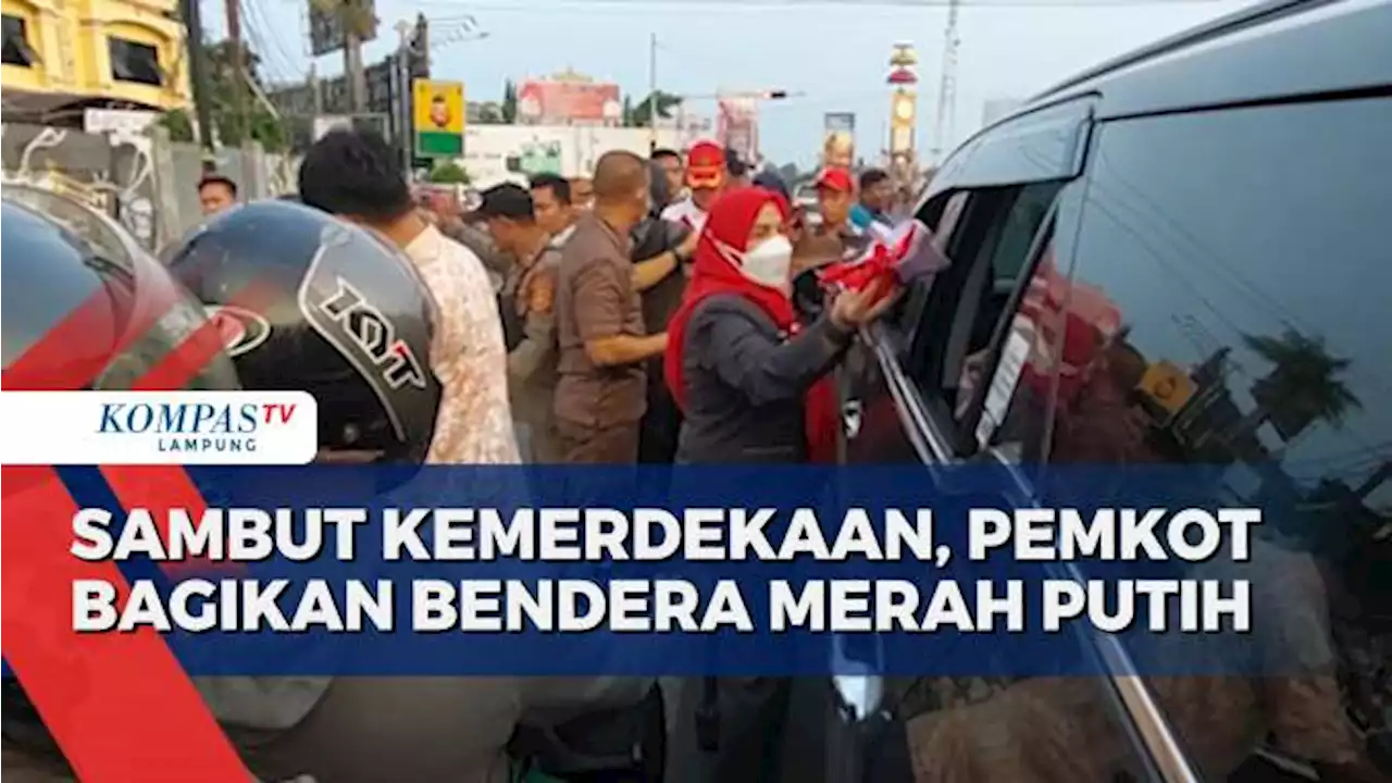 Menyambut Hari Kemerdekaan, Pemerintah Kota Bagikan Ribuan Bendera Merah Putih ke Warga