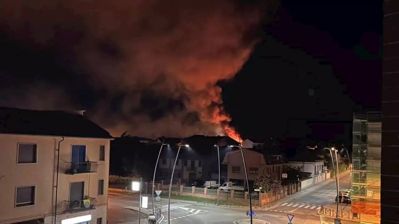 Incendio doloso distrugge la vecchia scuola elementare di Druento