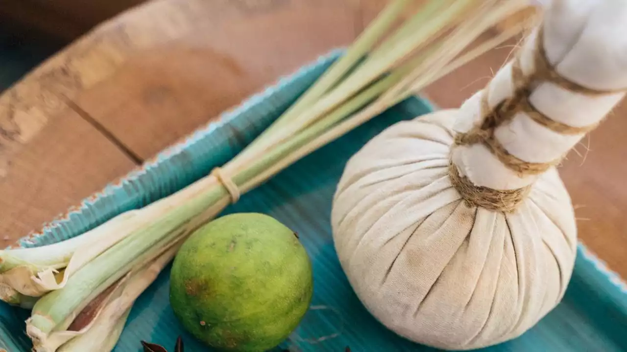 Mengenal Jamu Stamp Massage yang Berkhasiat Kendurkan Otot yang Tegang