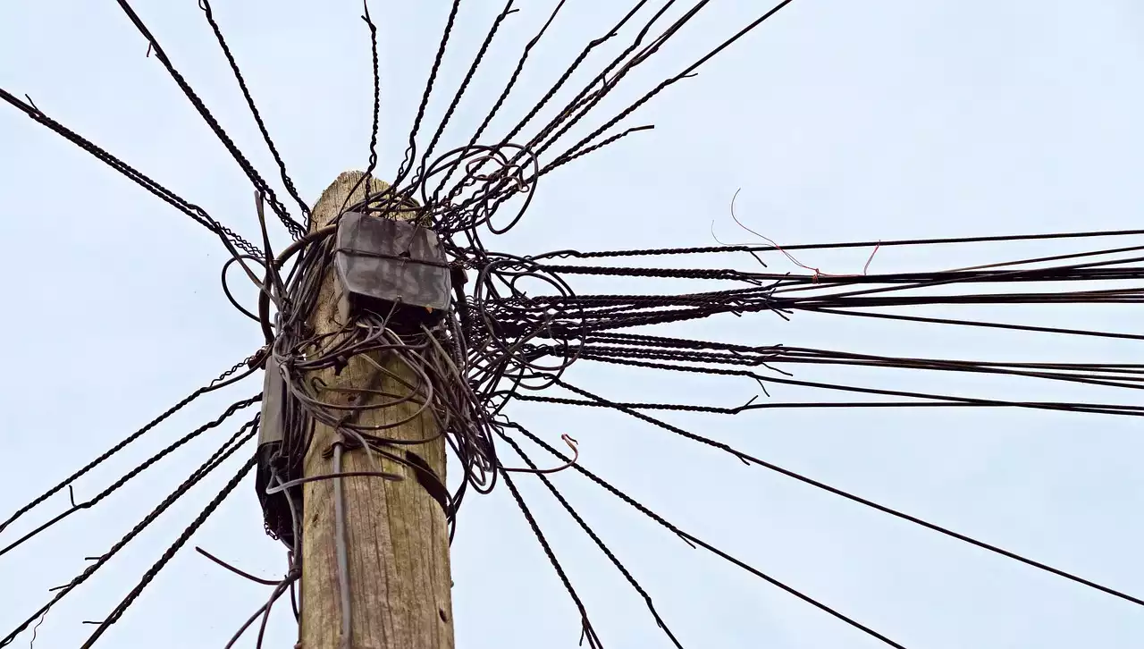 2 more electric posts tilting in Tondo; hanging wires threaten public safety