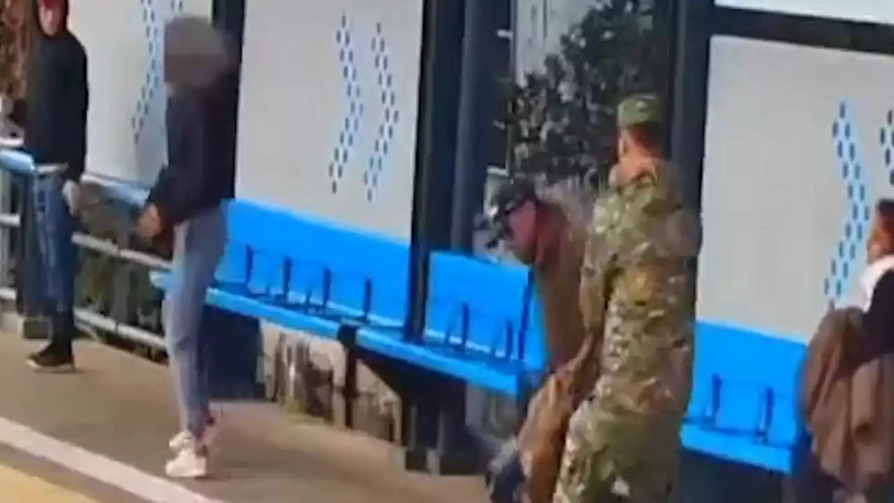 Video: un militar salvó a una mujer que era golpeada por su expareja en una estación de tren