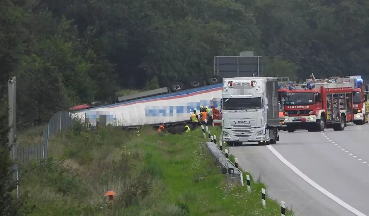 A7 in Richtung Hamburg voll gesperrt: Sattelzug liegt auf der Seite