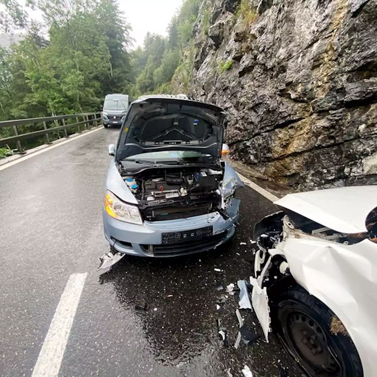 Brünig OW: Unfall nach Überholmanöver in Kurve – eine Person verletzt