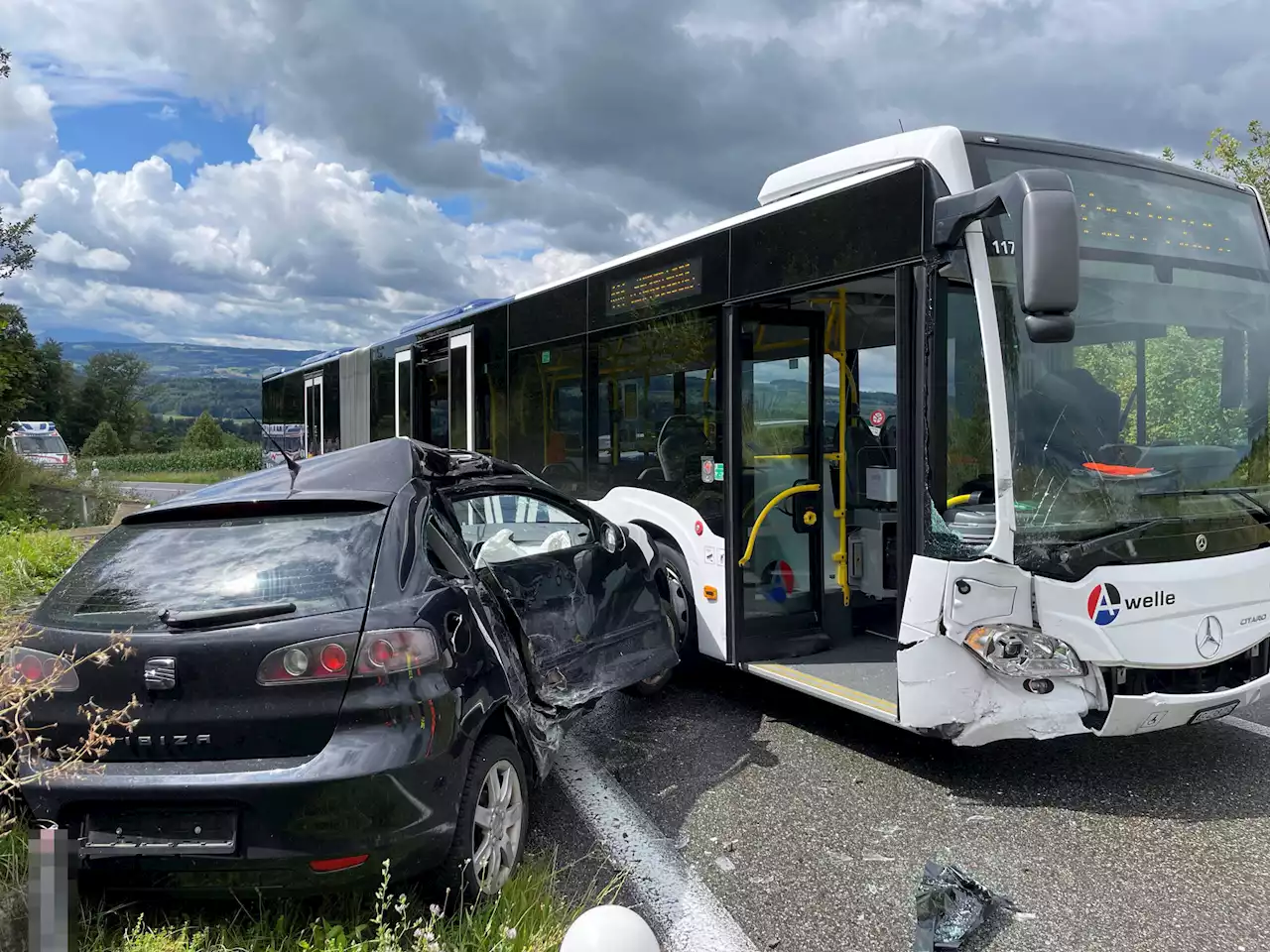 Zufikon AG: Seat-Fahrerin (21) kollidiert mit entgegenkommenden Linienbus