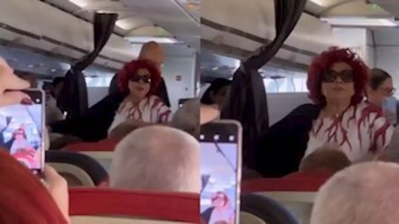 Em voo atrasado, Alcione canta no avião e anima passageiros