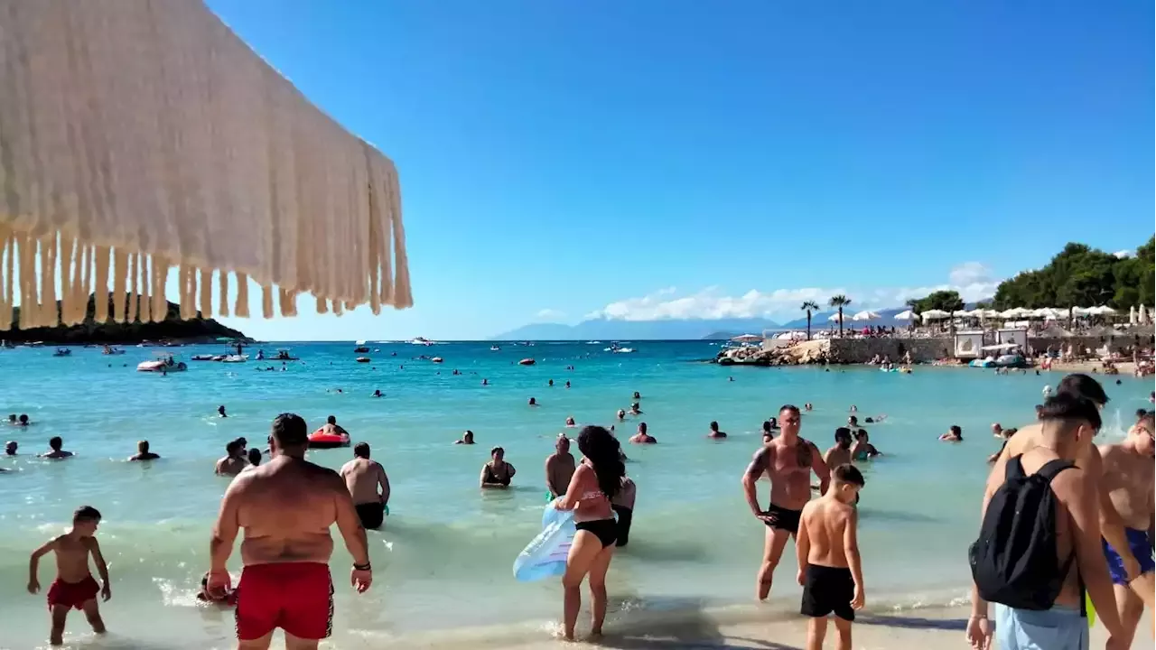 Albania, le Maldive d’Europa: ultima spiaggia delle vacanze con lettini e ombrellone a 10 euro