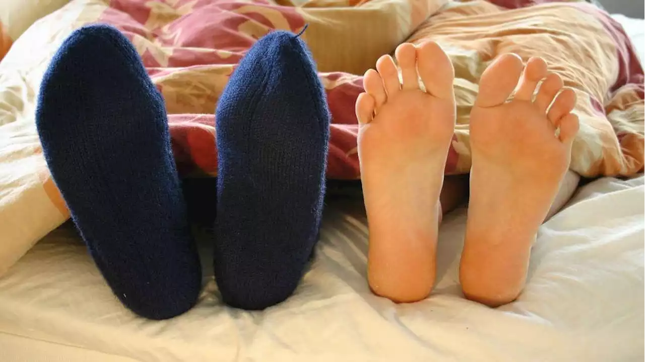 Socken im Bett? So unhygienisch kann das sein