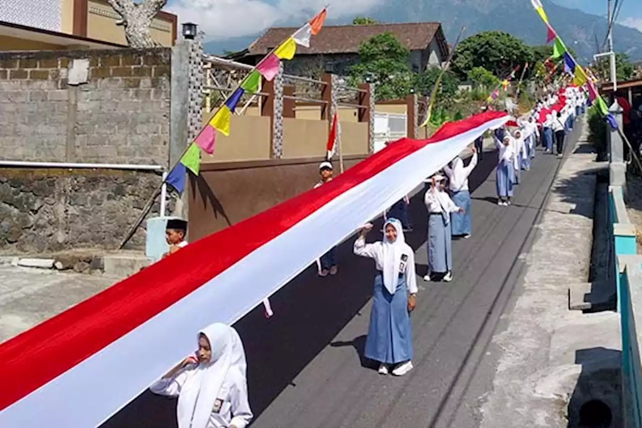 Kirab Kebangsaan, Warga Cepogo Boyolali Arak Bendera Sepanjang 165 Meter