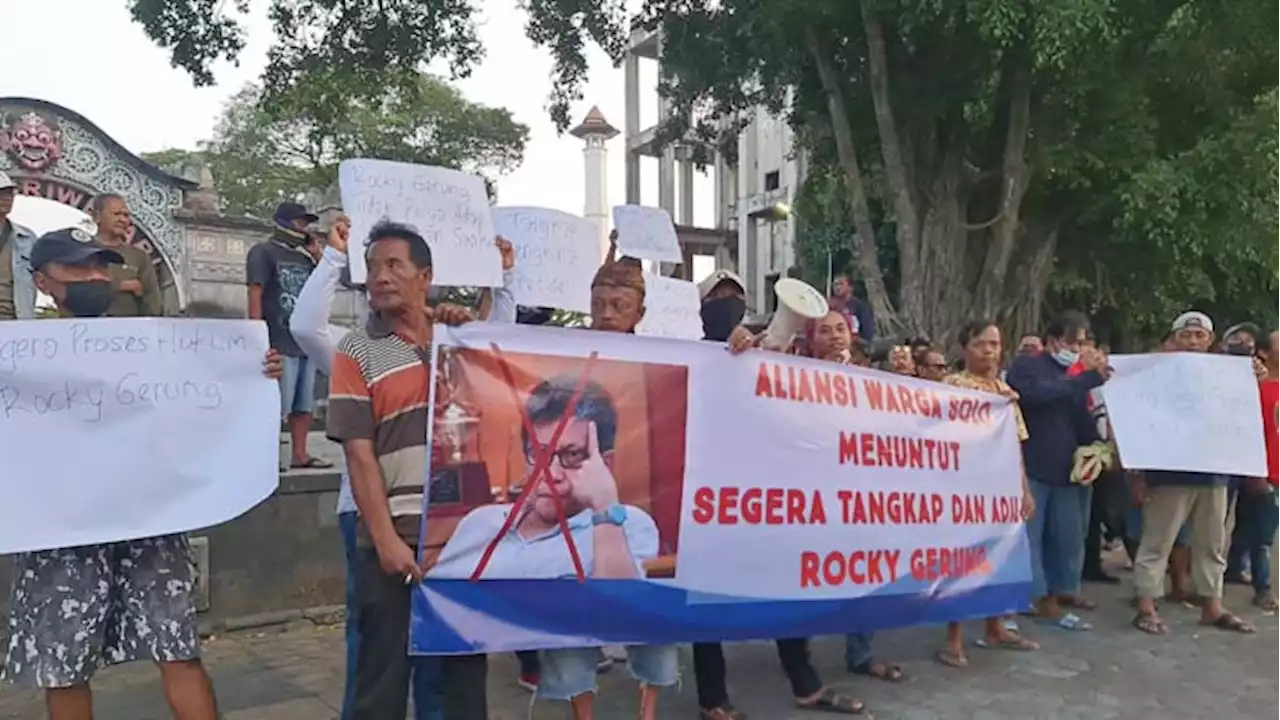 Rumah Rocky Gerung Digeruduk Orang, Pagar Dirusak hingga Dilempari Telur Busuk