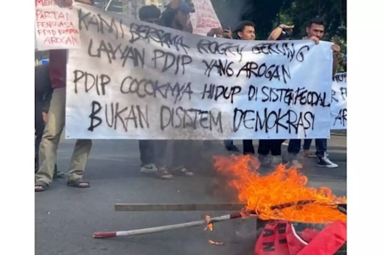 Setelah Rocky Gerung, PDIP Laporkan Anggota HMI ke Polisi karena Bakar Bendera