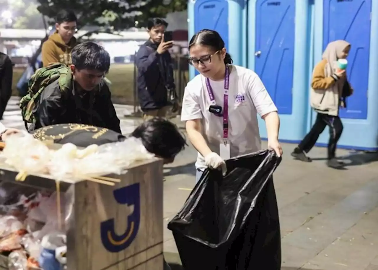 Viral Artis Prilly Latuconsina Punguti Sampah seusai Jember Fashion Carnaval