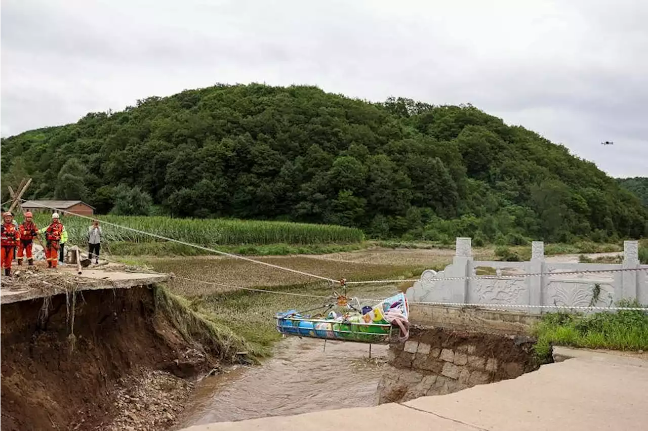 Relentless efforts to rescue victims in flood-hit areas in China warm hearts