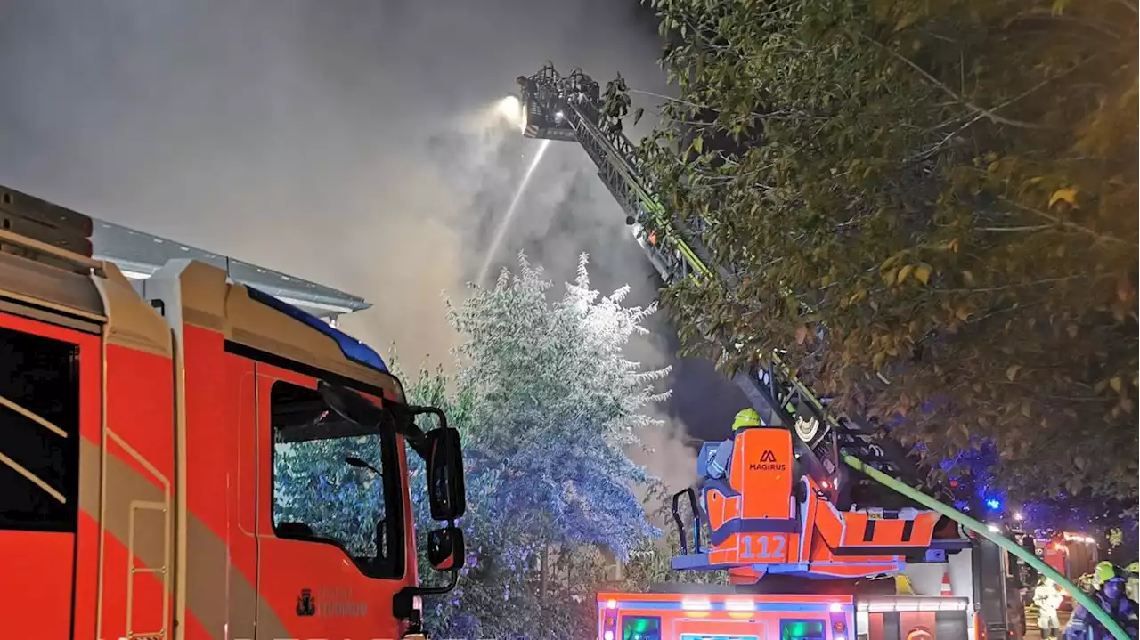 Berliner Feuerwehr ist noch immer im Einsatz: Zwei Schwerverletzte bei Hausbrand in Kladow