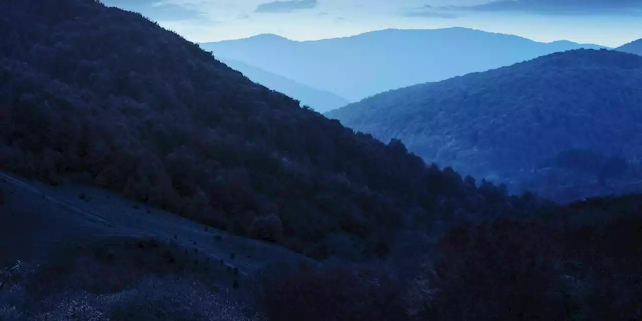 Zu Fuß im Gebirge: Eine blauschwarze Stille