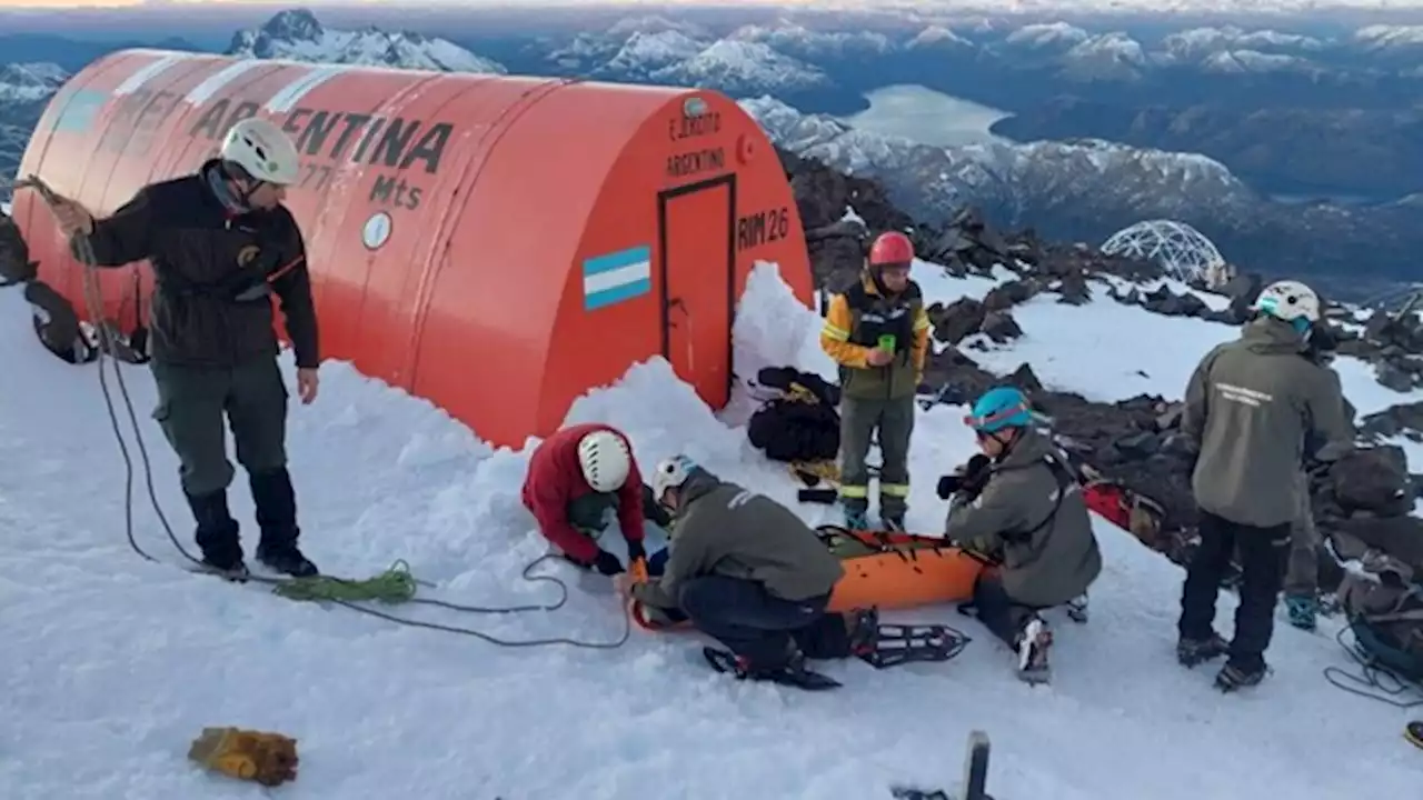 Un andinista con fracturas en su pierna fue rescatado a 2300 metros de altura en el volcán Lanín