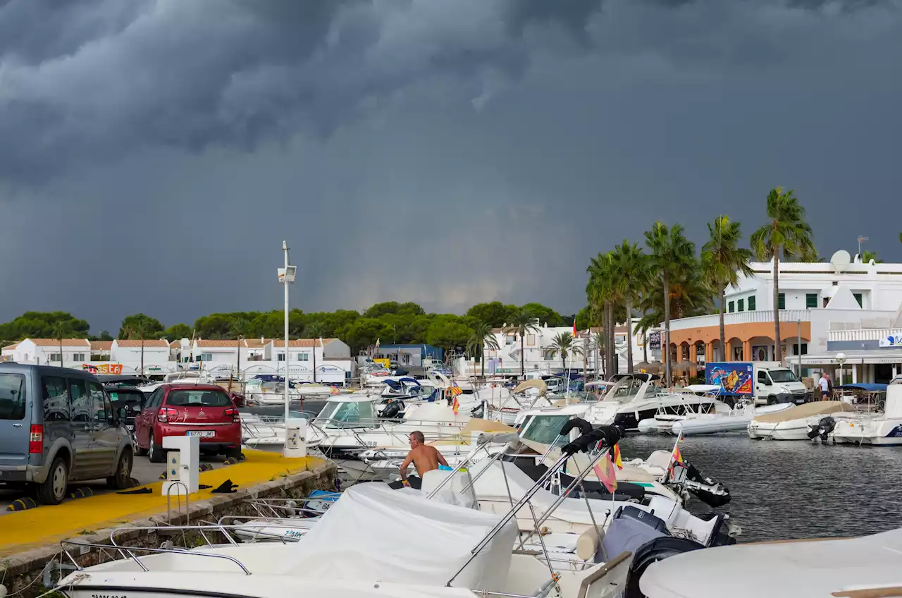 Spain holiday warning as alert issued over winds that could close beaches