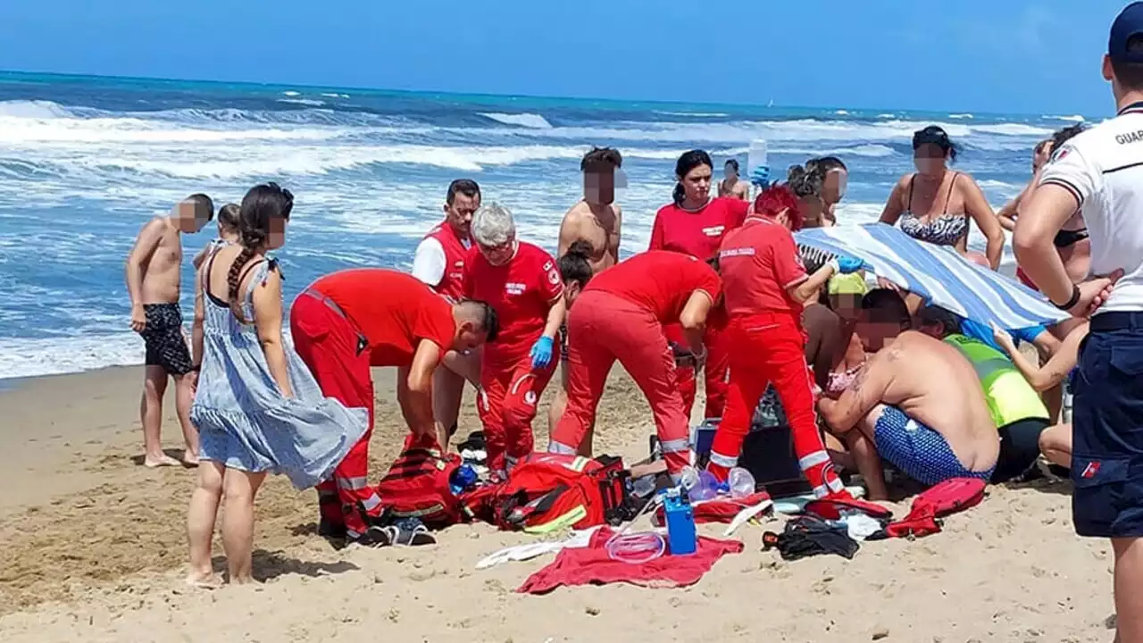 Si tuffa in mare e salva due ragazzini in difficoltà, ma muore annegato