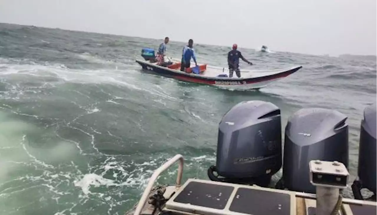 La Armada rescató a 18 turistas que iban a avistar ballenas en la Costa Pacífica