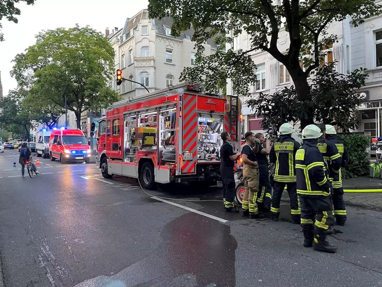 Mega-Einsatz im Video: Groß-Aufgebot rückt an: Schock-Szenen in Kölner Veedel