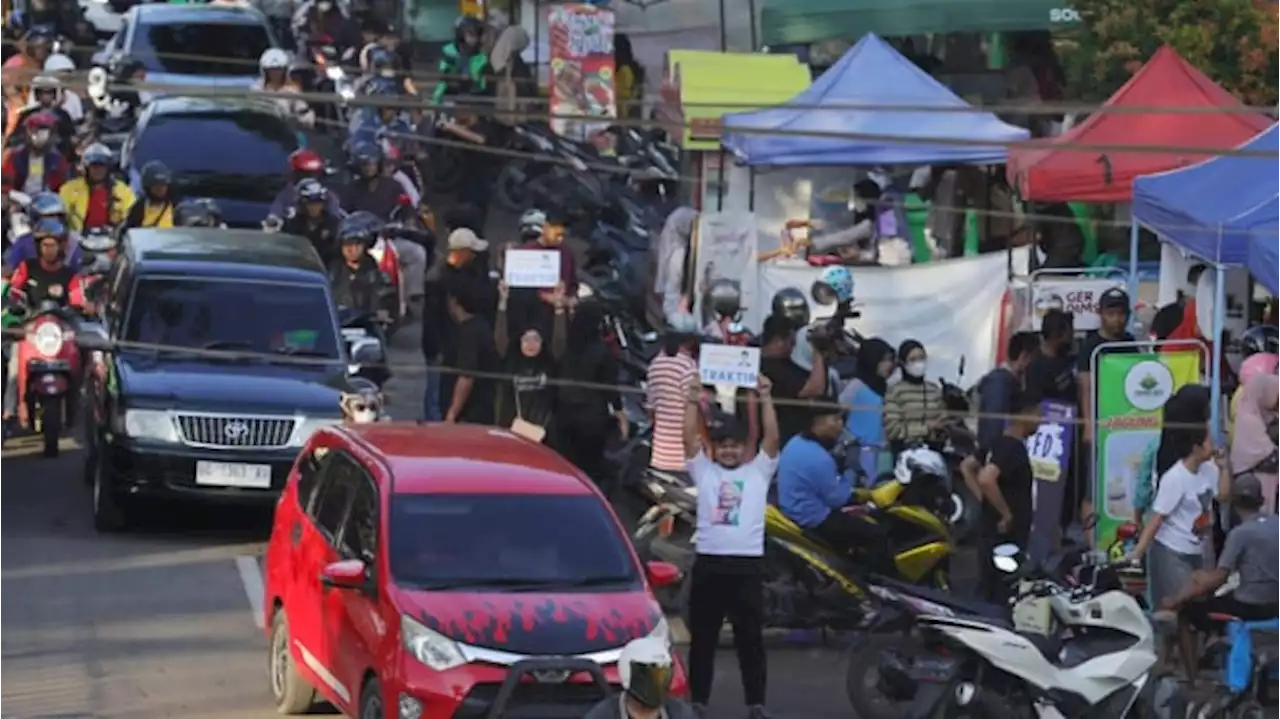 Momen Anak Muda di Palembang Borong Dagangan UMKM dan Bagikan ke Pengguna Jalan