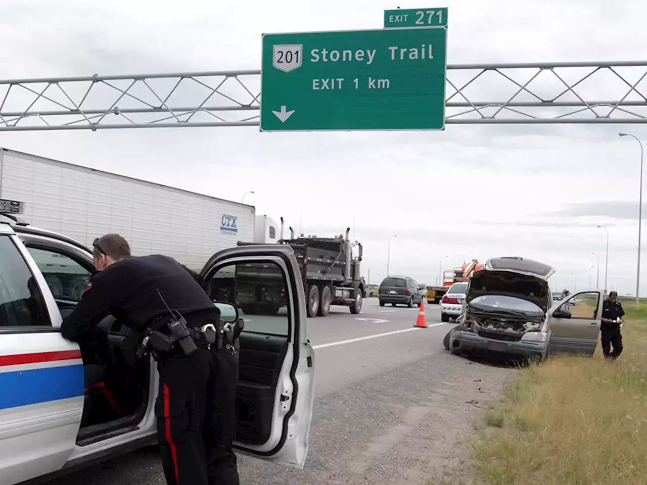 Alberta's new 'move over' rules to protect roadside workers start Sept. 1